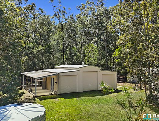 Enter Acreage Freedom with Exceptional Multi-Generational Versatility image 4