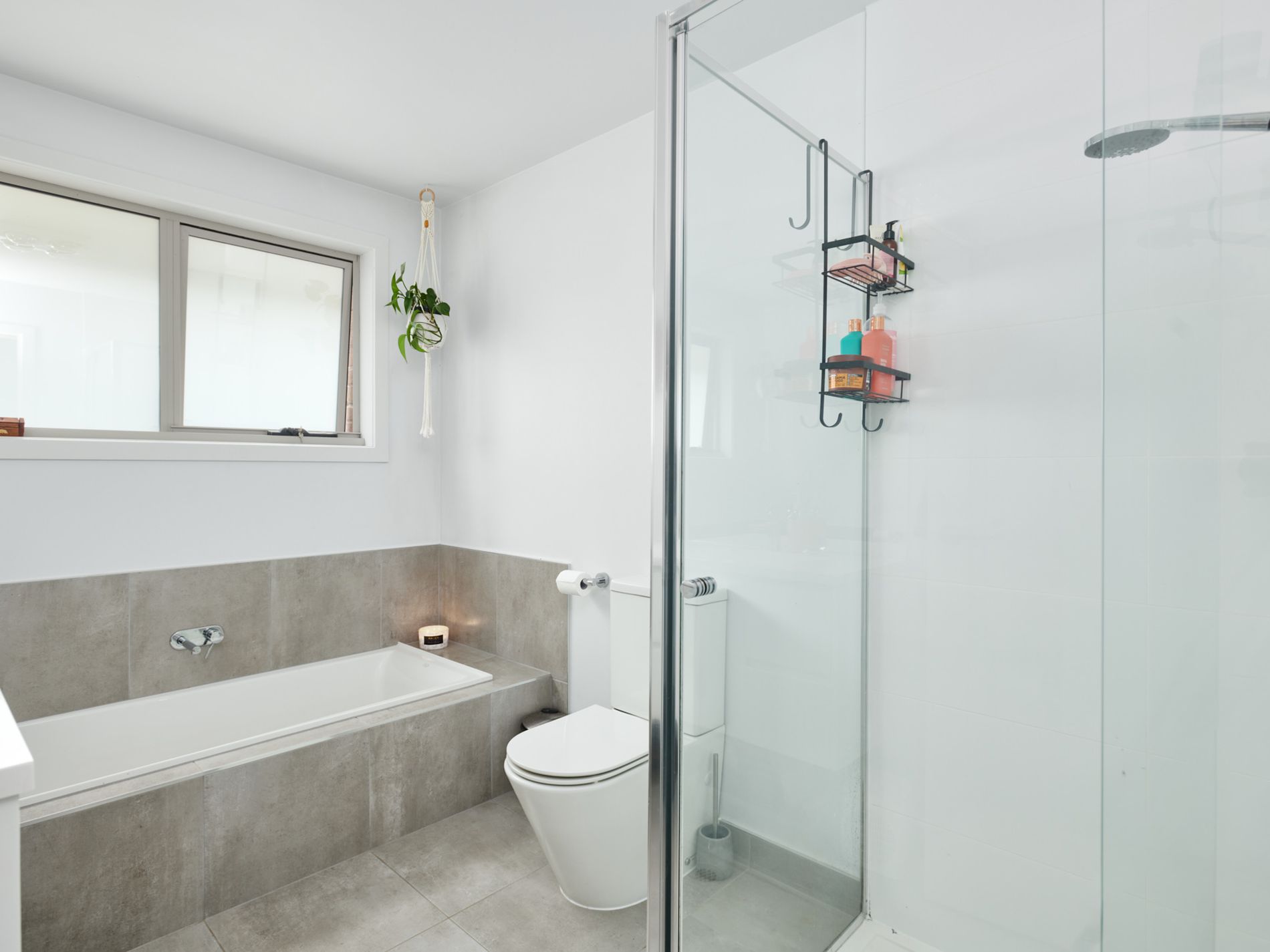 2 / 5 Space Court, Snug