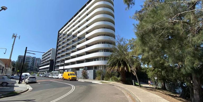 3004 / 15  CHARLES STREET, Canterbury