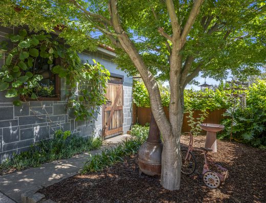 Privacy, Personality and Proximity to the Lake