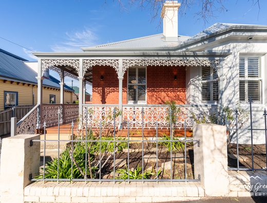 Stylishly Renovated 2 Bedroom + Loft Apartment in Prime Sandy Bay Location
