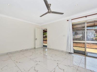 2 Tiverton Court, Moulden
