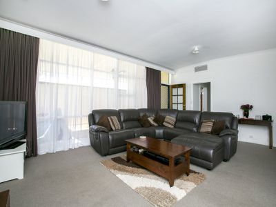 6 Churchill Drive, Modbury North