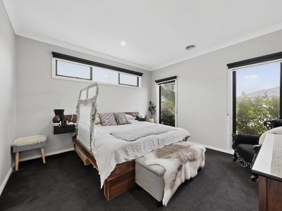 9 Kallista Circuit, Officer