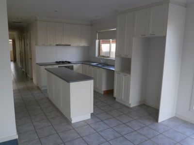 1 / 19 Cootamundra Court, Werribee