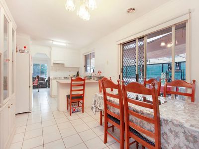 5 Oregon Crt, Narre Warren South