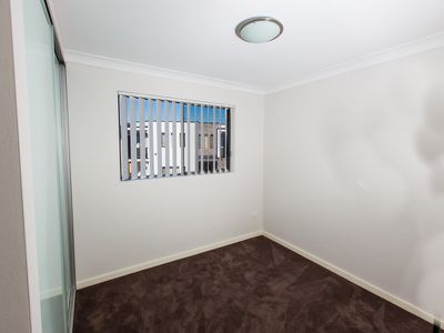 6 / 2 Dressler Court, Holroyd