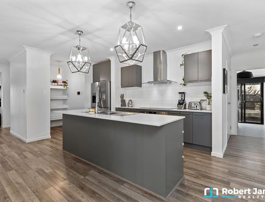 Modern Family Living in Prime Location image 2