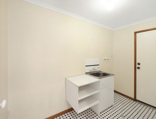 SPACIOUS HOME WITH PARK RESERVE BACKDROP image 13