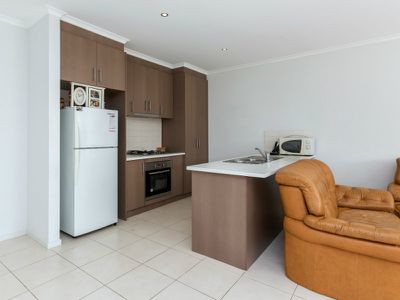 7 / 90A Ballan Road , Werribee