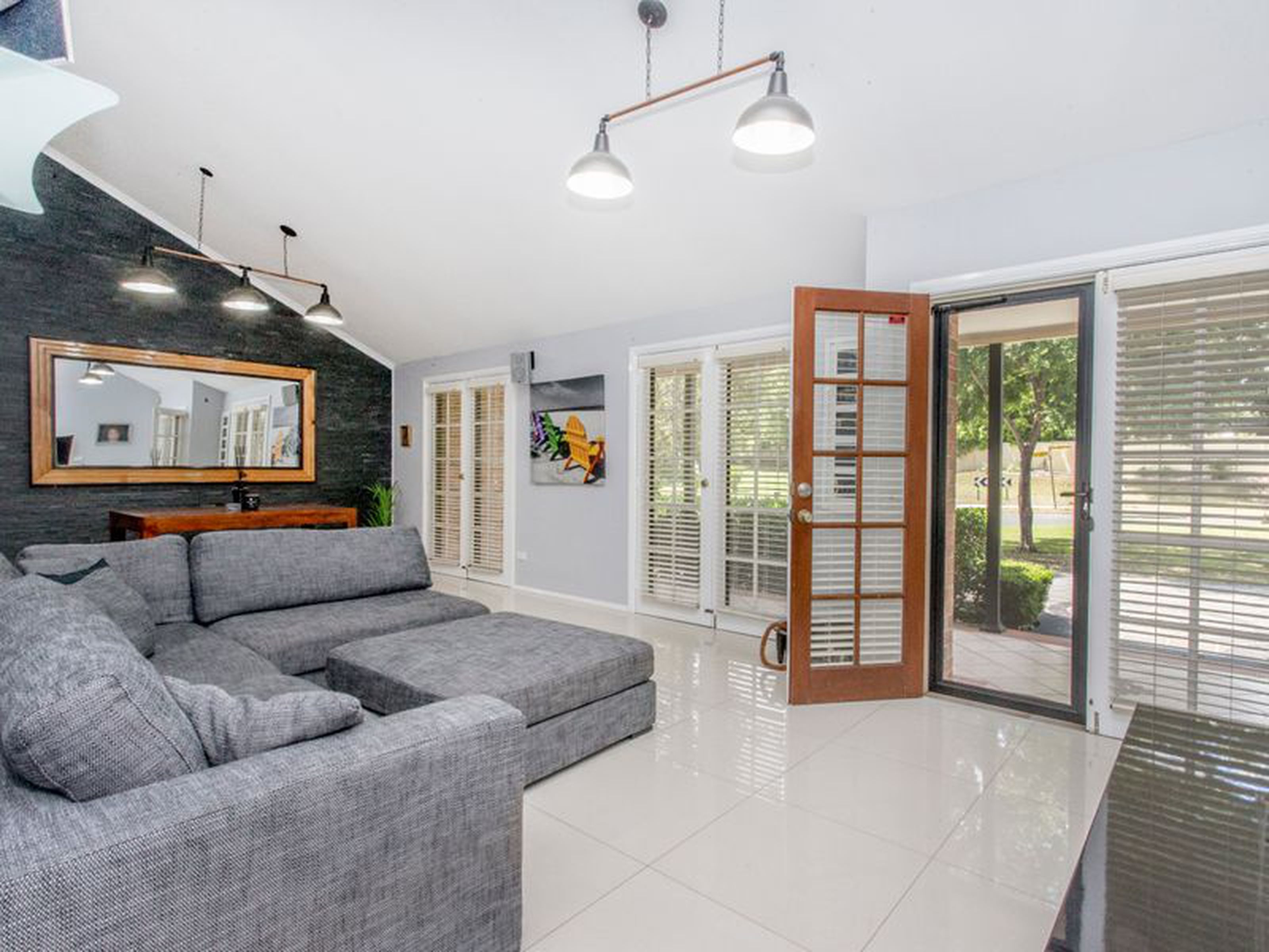 2 Kenneth Slessor Drive, GLENMORE PARK