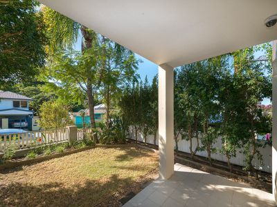 2 / 4 Locke Street, Southport