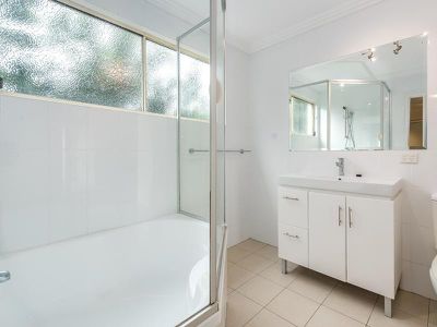 2 / 4 Locke Street, Southport
