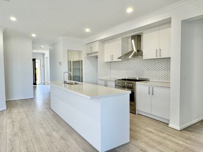 8 Interlaken Avenue, Manor Lakes