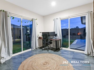 38 Charlbury Crescent, Cranbourne North