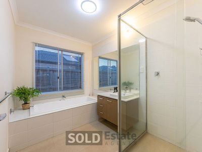 71 Bradman Drive, Cranbourne West