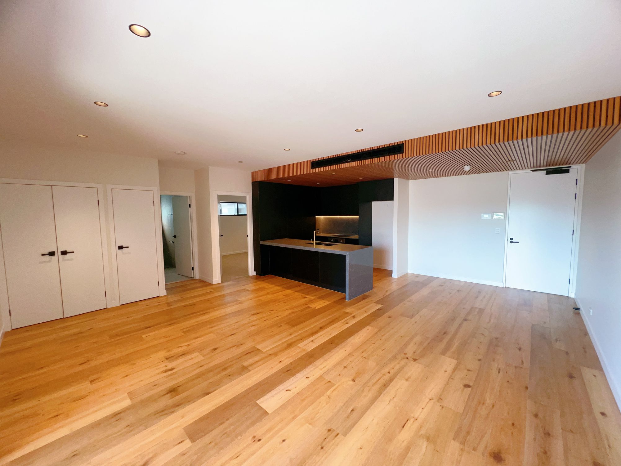 202 / 25 Bank Street, West End