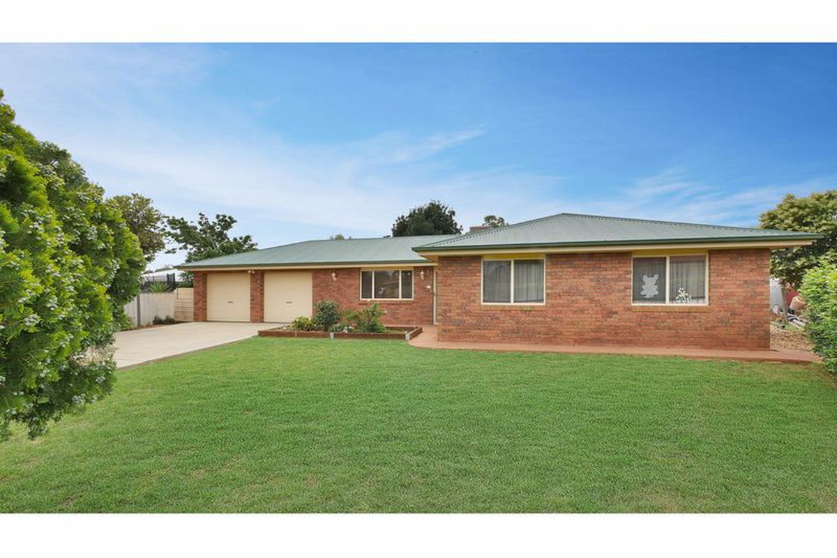 105 Oak Crescent, Narromine SJ Shooter Real Estate