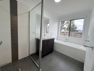 1215 Ison Road, Manor Lakes