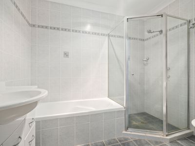 22 Sunset Strip, Manyana