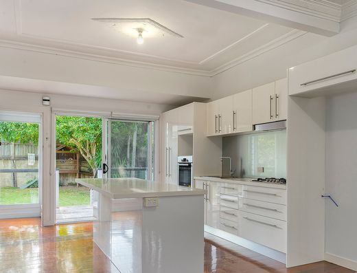 Charming And Convenient in the heart of Annerley!