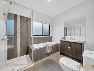 32 Brockwell Crescent, Manor Lakes