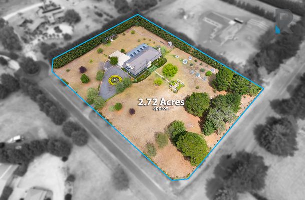 8 Pine Grove, Mickleham