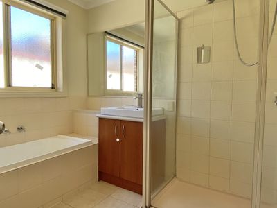 2 / 8 Ella Court, Hoppers Crossing