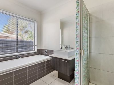 25 Gallery Avenue, Melton West