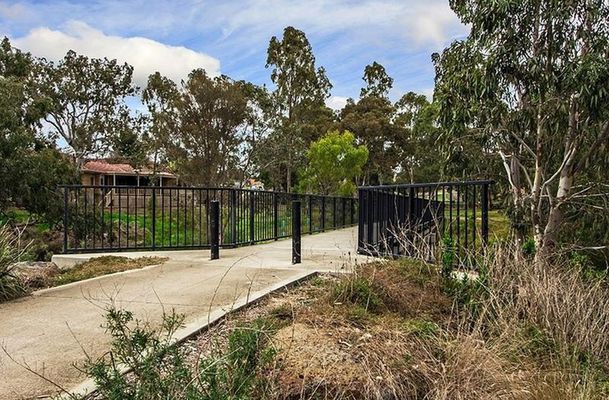 6 Parkers Court, Attwood