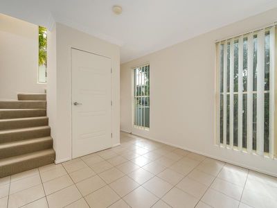 2 / 4 Locke Street, Southport
