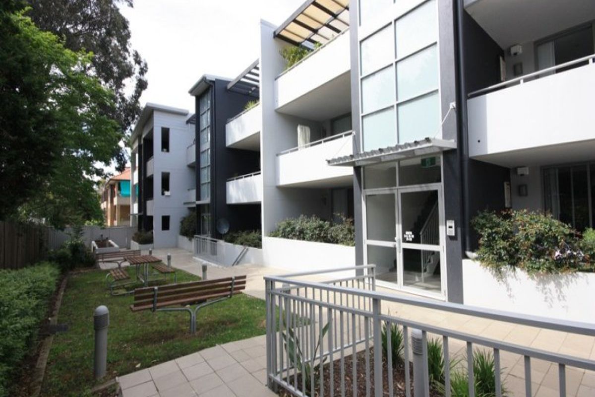 40  Henley , Homebush West