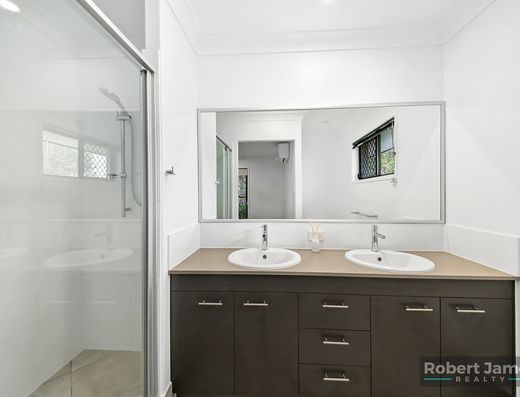 Spacious Family Home in the Heart of Peregian Springs - 5 Bedrooms + Media Room image 8