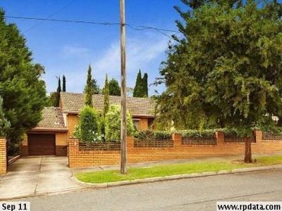 8 Moselle Street, Mont Albert North