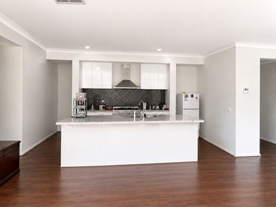 27 Mewat Circuit, Thornhill Park