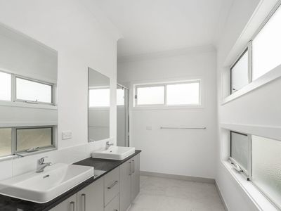 20 Lenigas Crescent, Manor Lakes