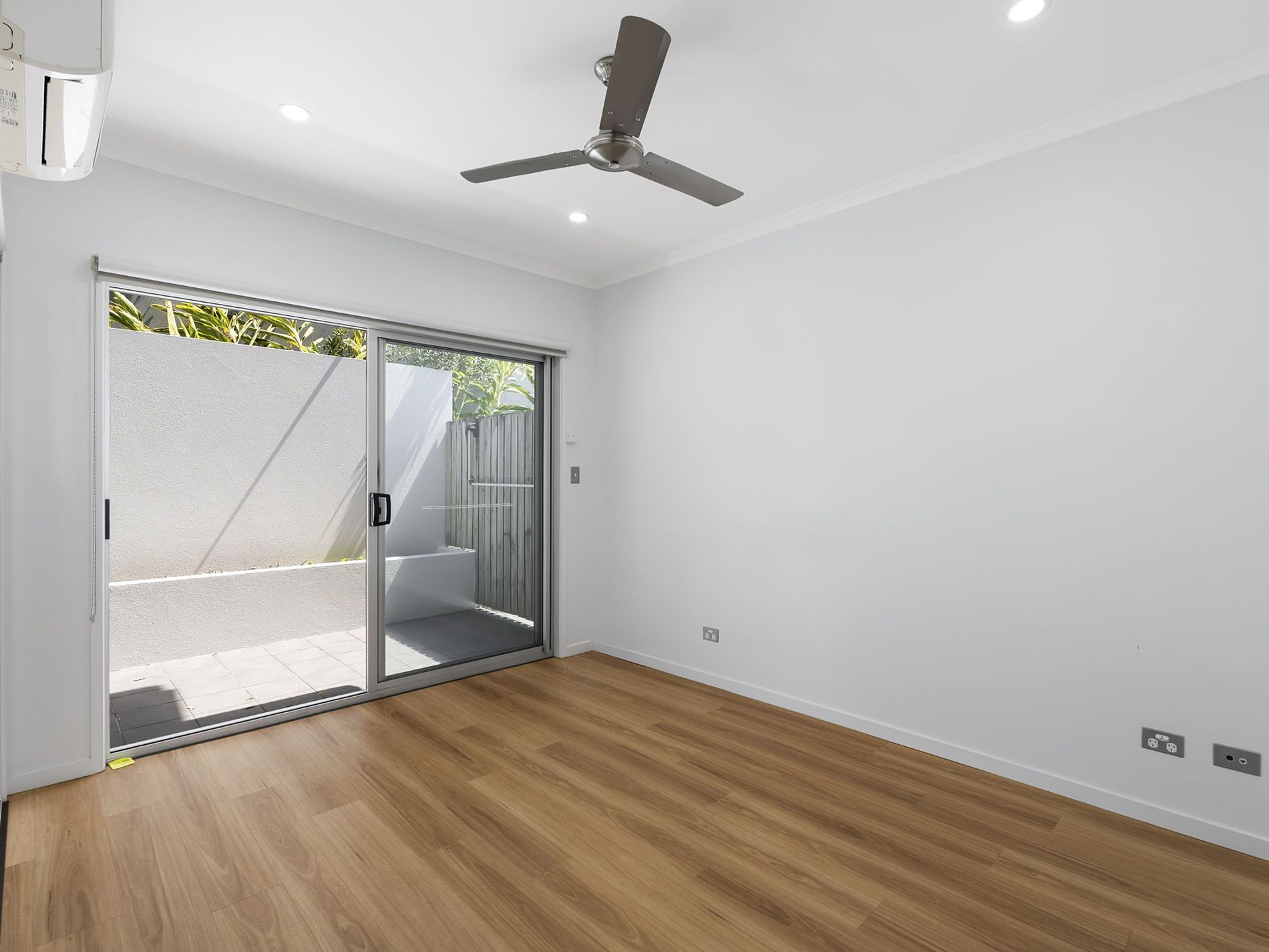 2 / 12 Kings Road, Taringa
