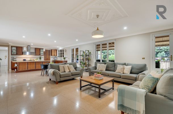 8 Pine Grove, Mickleham