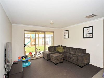 8 Crossley Avenue, Epsom