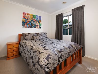 16 SILKYOAK COURT, Albury