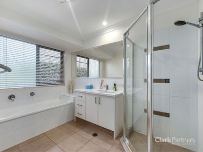 5 Curlew Court, Warner