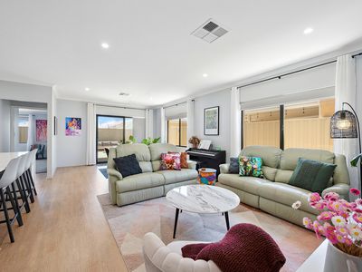 18 Lancaster Loop, Piara Waters