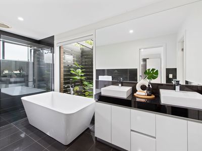 4 PIONEER PLACE, Thurgoona