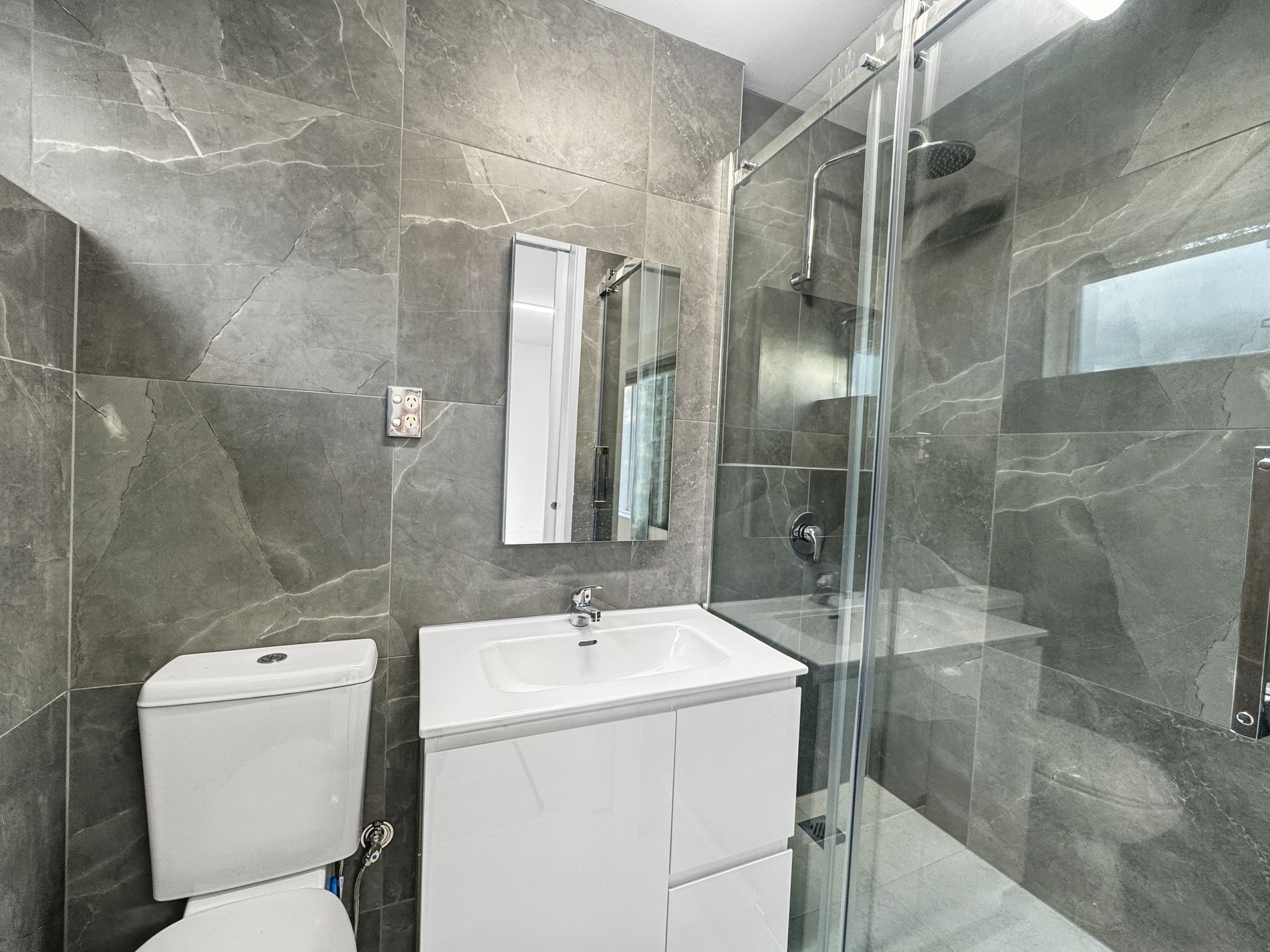 6 / 12 - 14 FARNHAM COURT, Flemington