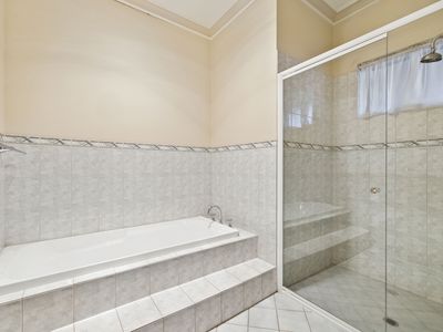 16 Amber Woods Drive, Glenside