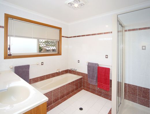 Impressive home in convenient location   *** UNFURNISHED *** image 11