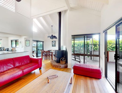 Character and Style in old Tewantin (UNFURNISHED) image 9