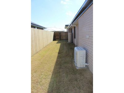 1 / 102 Bradman Way, Urangan