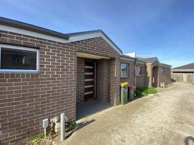 2 / 39 Claire Way, Tarneit