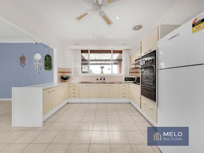 9 Riviera Road, Avondale Heights